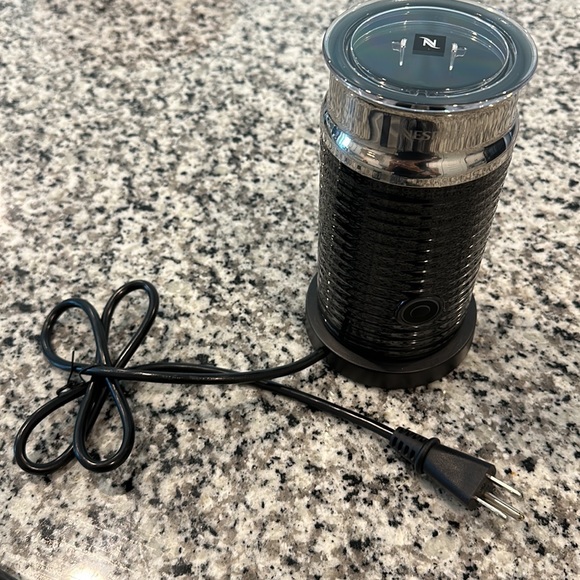 Nespresso® VertuoPlus Deluxe Coffee and Espresso Maker Bundle in Black - Picture 5 of 9